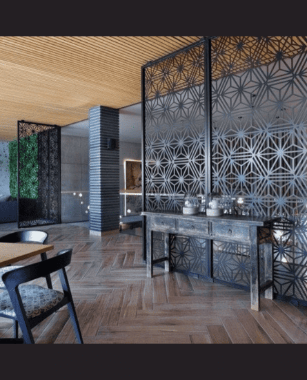 Cloison décorative en ferronnerie intégrée dans un design d'intérieur à Montpellier, reflétant l'élégance de la ferronnerie sur mesure.