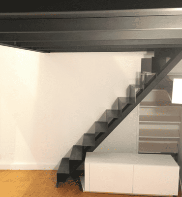 Escalier compact moderne en gris et blanc avec rangements intégrés, créé par Abiver à Montpellier, idéal pour les espaces restreints.
