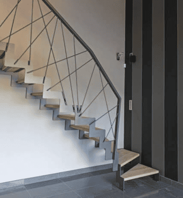 Escalier sur mesure avec un design géométrique unique en bois et métal, créé par Abiver à Montpellier, parfait pour les intérieurs modernes.