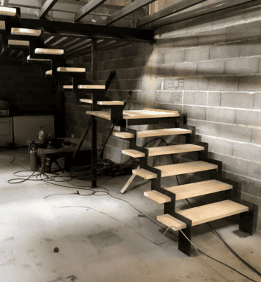 Escalier flottant en bois et métal conçu par Abiver à Montpellier, montrant un travail artisanal de haute qualité.