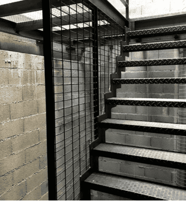 Sécurité et style combinés dans cet escalier en métal avec grille de sécurité, fabriqué sur mesure par Abiver à Montpellier.