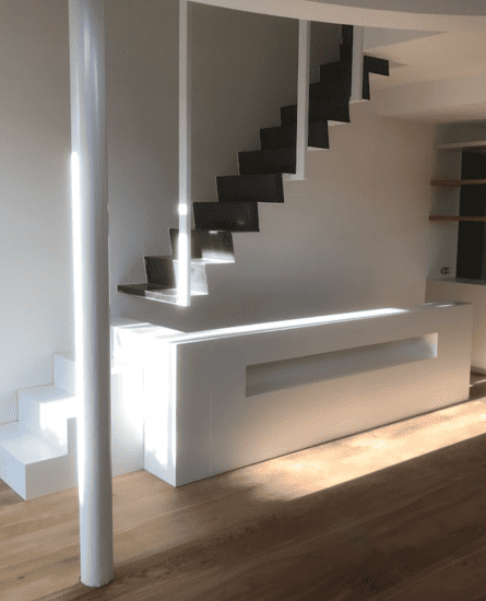 Escalier minimaliste flottant noir et blanc avec un design épuré, fabriqué par Abiver à Montpellier, parfait pour un intérieur contemporain.