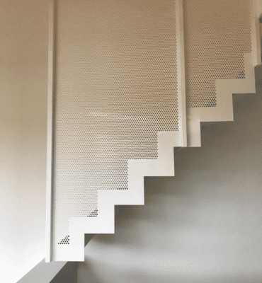 Escalier sur mesure moderne en métal perforé par Abiver à Montpellier, intégrant un design épuré et contemporain.