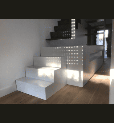 Escalier modulaire blanc brillant avec un design moderniste, par Abiver à Montpellier, qui reflète la lumière naturelle et amplifie l'espace
