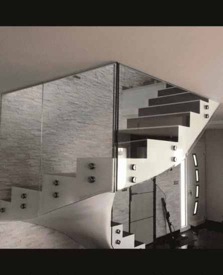 Escalier contemporain avec fixations en verre design, représentant la découpe sur mesure de verre à Montpellier.