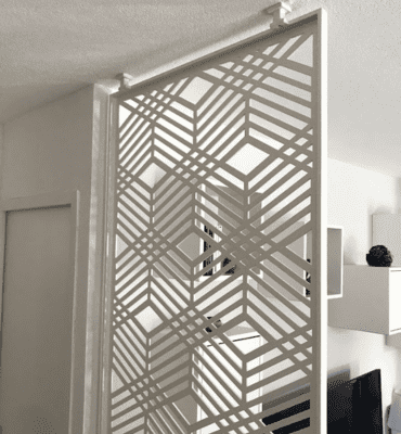 Porte en ferronnerie avec design géométrique moderne à Montpellier